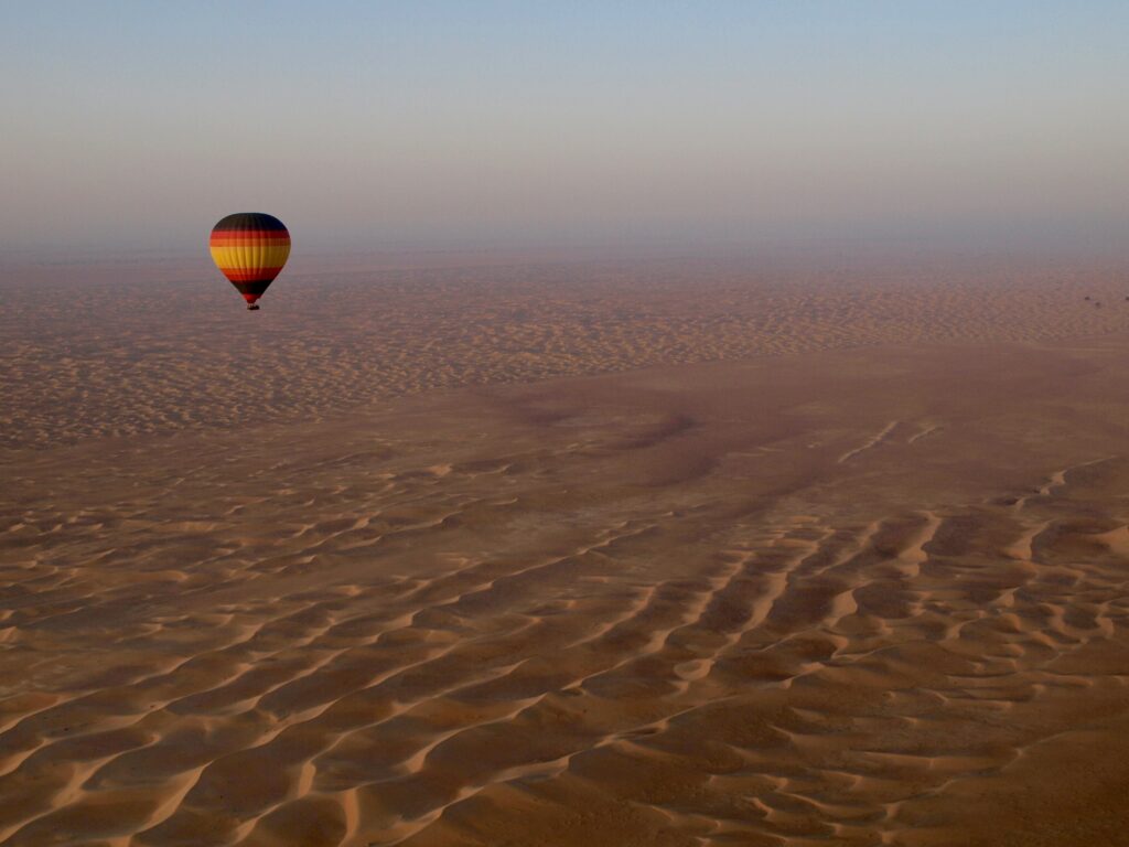 Vol en mongolfière dans le désert