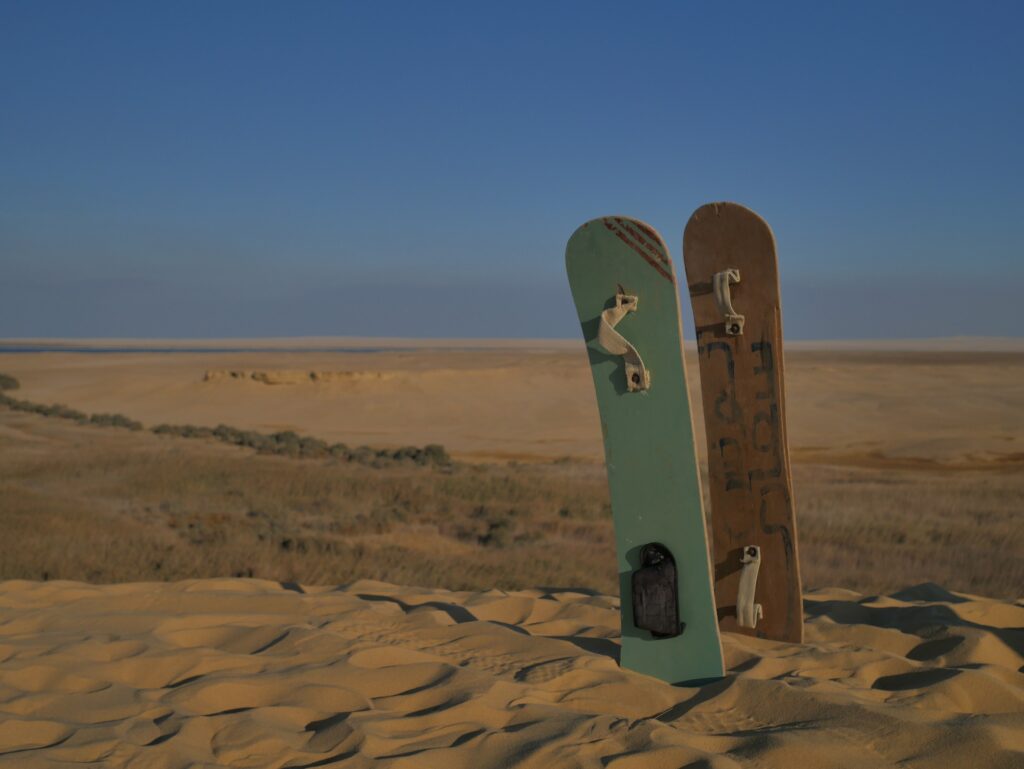 Sandboard dans le désert de Dubaï